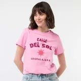 Remera rosa de manga corta y cuello redondo, con estampa frontal en color bordó que incluye texto y el dibujo de un sol.