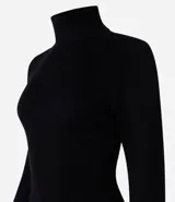 Suéter de punto color borgoña, con cuello alto estructurado y mangas largas.