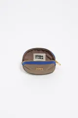Monedero de forma ovalada marca Bimba y Lola, confeccionado en nylon color beige con detalles en verde oliva en el cierre y logo metálico dorado en el frente.