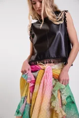Falda larga de capas superpuestas de tul en colores pastel. Cada pieza es única por su confección artesanal, liviana y con muchísimo movimiento.