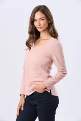 Remera de manga larga con cuello redondo, confeccionada en tejido de algodón suave con caída ligera y corte clásico.