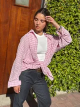 Camisa oversize de manga larga con estampado de cuadros escoceses en tono rosa y blanco, de corte holgado y cuello camisero.