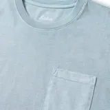 Remera celeste de manga corta con bolsillo en el pecho.