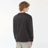 Camiseta negra de punto, de manga larga y cuello redondo.