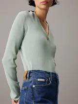 Pantalón de jean azul oscuro, de corte recto y tiro alto.