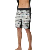 Short de baño Rip Curl modelo Sseries 32One Cordura, con estampado multicolor de diseño geométrico y tribal sobre base blanca, cintura negra con cordón ajustable y detalles negros en los laterales.