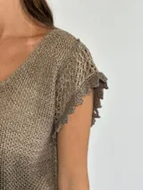 Top de tejido de punto con escote en V, mangas cortas con detalle de terminación calada y diseño recto.