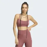 Top Adidas Essentials de color rosado, con diseño deportivo, escote redondo y tirantes finos cruzados en la espalda. Presenta el logo de la marca bordado en el pecho.