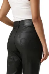 Pantalón de jean estilo straight con acabado revestido efecto cuero, tiro alto y corte recto al tobillo.