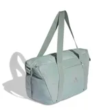 Cartera deportiva Adidas tipo tote, color verde claro, con doble asa de mano y correa ajustable para hombro. Presenta cierre principal, bolsillo frontal con cierre y logo de la marca estampado en el frente.