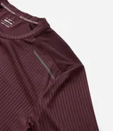 Remera deportiva de manga corta y cuello redondo, color celeste, con tecnología dry y detalles reflectantes en los hombros.
