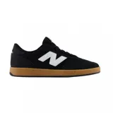 Championes New Balance modelo NM 440, color negro con logo blanco y suela marrón.