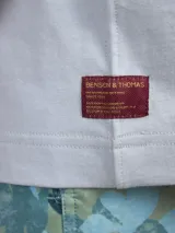 Remera de algodón pesado de manga corta y cuello redondo, con corte clásico y etiqueta pequeña en el ruedo.