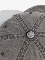 Gorra de béisbol Adidas con efecto lavado, confeccionada en sarga de algodón. Presenta un diseño clásico con el logo del trébol bordado en el frente y cierre ajustable con anillos en forma de D en la parte posterior.