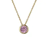Collar de cadena fina con dije de punto de luz circular que contiene una circonita verde engastada en acero quirúrgico con baño de oro.