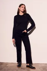 Top negro de lurex con cuello redondo y mangas largas.