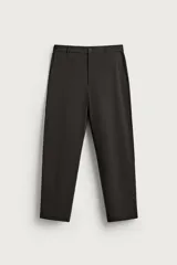 Pantalón regular fit color negro, confeccionado en tejido con elasticidad en ambas direcciones. Cuenta con cintura elástica, bolsillos frontales, bolsillos traseros de vivo y cierre frontal con cremallera y botón.