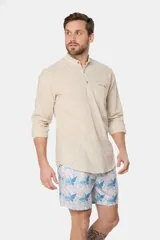 Short de baño clásico con estampado de hojas en tonos celeste y rosa, cintura elástica con cordón ajustable, dos bolsillos laterales y suspensor de malla fina.