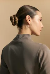 Polera de manga corta color blanco, con cuello alto y calce limpio y minimalista.