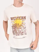Remera blanca de algodón con estampado frontal de tres árboles de Josué en un círculo amarillo y texto "Desert Vibes" y "Joshua Tree National Park".