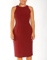 Vestido midi color borgoña, de corte ajustado, sin mangas y con cuello redondo.
