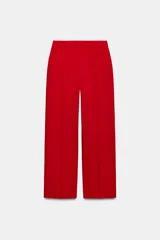 Pantalón de tiro alto con pernera recta, bolsillos laterales y cierre frontal con cremallera, botón y gancho.