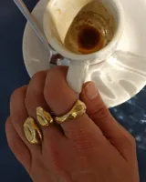 Anillo de diseño orgánico y macizo con forma irregular, elaborado artesanalmente en metal.