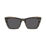 Lentes de sol de madera con marco rectangular y lentes grises. Diseño con vetas de madera horizontales en tonos marrones y negros.