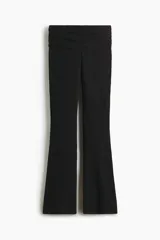 Pantalón tipo legging acampanado de punto acanalado fino, con cintura plegable y laterales fruncidos que generan un efecto drapeado.