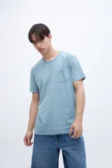 Remera celeste de algodón con bolsillo en el pecho.