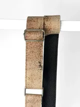 Correa ajustable para cartera confeccionada en cuero, con diseño pintado a mano en tono beige con textura moteada y reverso en cuero liso color marrón. Incluye herrajes metálicos plateados.