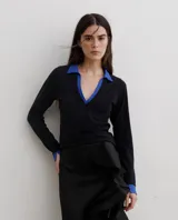 Remera de algodón con cuello camisero y escote en V, de manga larga con puños en contraste.