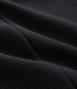 Pantalón deportivo de corte slim para hombre, confeccionado en poliéster color negro. Presenta cintura elástica con cordón de ajuste, bolsillos laterales y diseño ajustado en muslos y rodillas.