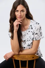 Blusa manga corta de cuello redondo con estampado floral en blanco y negro.