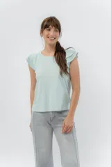 Musculosa rosa de corte clásico con cuello redondo y volados en los hombros.