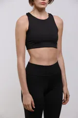 Top deportivo de sujeción media con escote redondo, diseño al cuerpo y espalda abierta. Cuenta con elástico interno en la cintura para mayor seguridad.