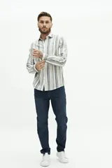 Camisa de manga larga de lino y algodón, color blanco con rayas verticales en tonos gris y beige. Presenta un corte semi slim y un pequeño logo bordado en el pecho.