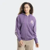 Campera con cierre frontal y capucha, color violeta, con diseño estampado de flores en el pecho y en la manga derecha. Posee bolsillos frontales tipo canguro y puños acanalados.