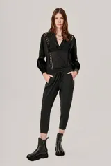 Pantalón negro de corte recto, con cintura elástica y cordón ajustable.