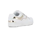 Championes Pony modelo M100 II, de diseño urbano en color blanco con detalles metalizados en dorado. Presentan una estructura robusta con perforaciones laterales para ventilación, cordones al tono y suela de goma con el logo de la marca grabado en el lateral.