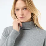 Sweater de punto fino en color gris, con cuello alto y mangas largas. Presenta puños y ruedo acanalados para un ajuste cómodo.