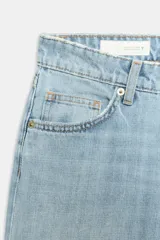 Jeans de tiro bajo y cinco bolsillos, de pierna ancha y larga. Cuenta con cierre frontal con cremallera y botón metálico.