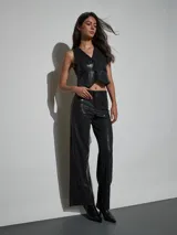 Pantalon negro de tiro medio con acabado brillante de lentejuelas, corte recto y amplio.