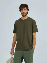 Camiseta marrón de corte recto y mangas cortas.