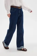 Pantalón de jean azul oscuro, de corte recto y tiro alto, con botamanga rebatida.