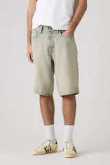 Short de denim estilo baggy, color celeste lavado, con tiro medio y diseño amplio de corte largo hasta las rodillas.