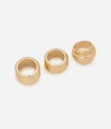 Set de tres anillos dorados con diseño acanalado.