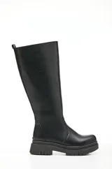 Bota de caña alta de ecocuero color negro, con cierre lateral y base con plataforma.