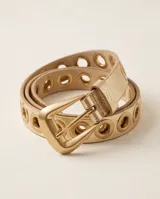 Cinto de dama color dorado metalizado, con perforaciones circulares a lo largo de la correa y hebilla metálica rectangular a juego.