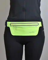 Riñonera deportiva de diseño plano y minimalista en color amarillo neón, con cierre frontal y detalles reflectantes. Cuenta con una correa elástica ajustable para un ajuste seguro durante la actividad física.